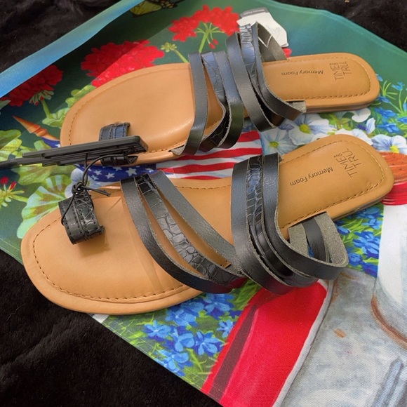 NWT Time and Tru Memory Foam Black & Tan Strappy Sandals Big Toe Loop Slip On 7 - Picture 10 of 12